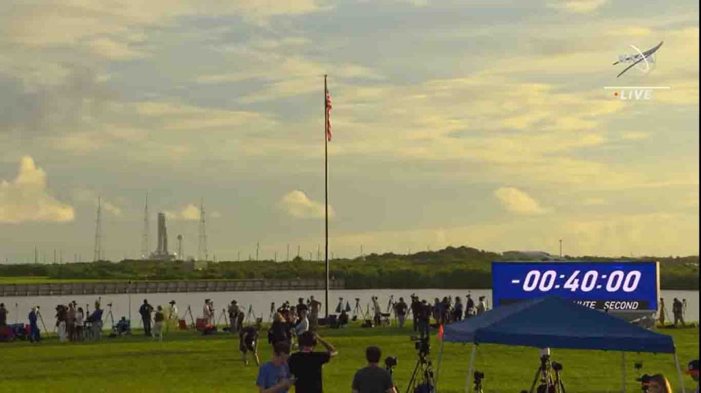 Clock held at 400 Minutes to Launch