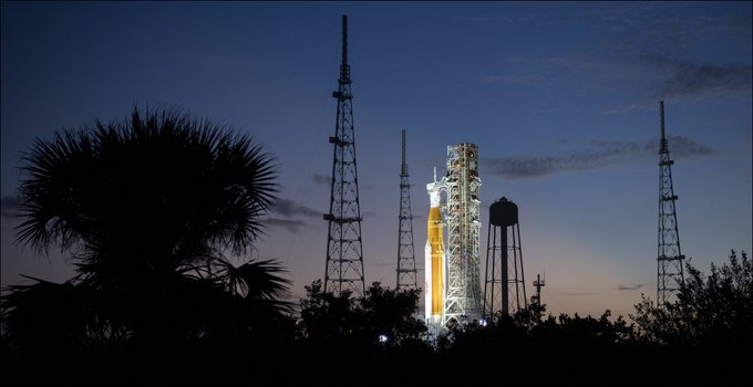 Artemis 1 seen illuminated by spotlights after sunset at Launch Pad 39B at @NASAKennedy