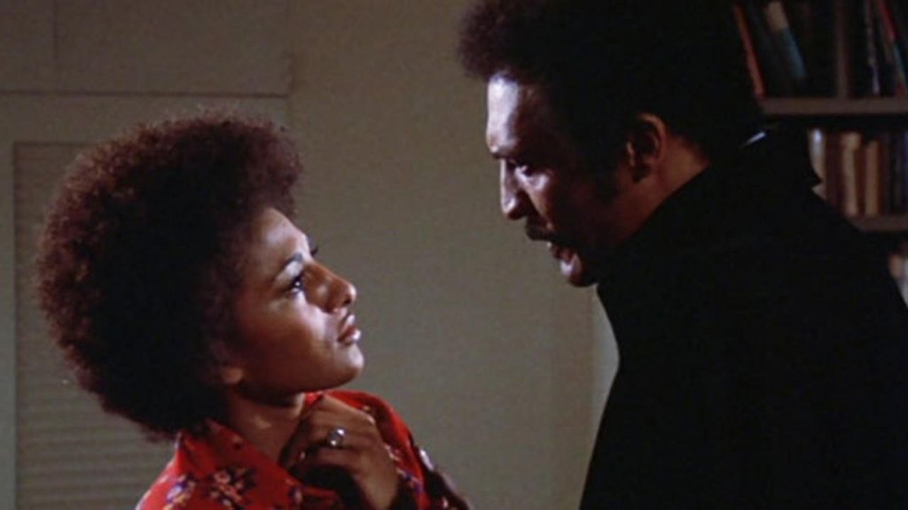 Pam Grier as Lisa Fortier and William Marshall as Blacula in Scream Blacula Scream