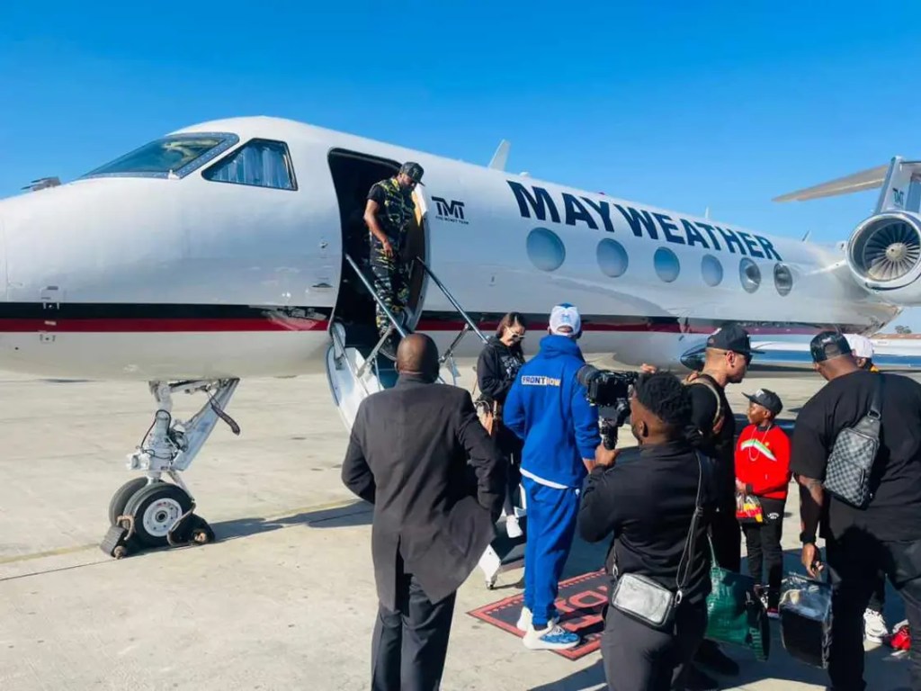Floyd Mayweather arrived in Zimbabwe