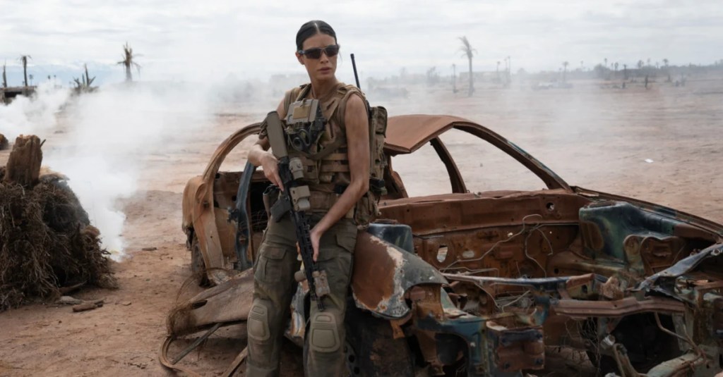 Laysla De Oliveira as Cruz